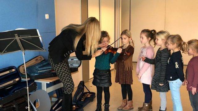 Introductie viool spelen basis school Dirk Hezius.jpg
